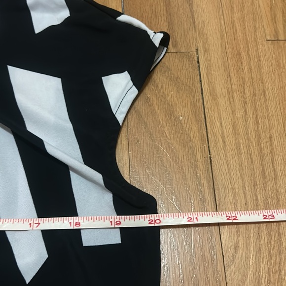 Worthington Women’s Black and White Geometric Top L - Picture 6 of 8